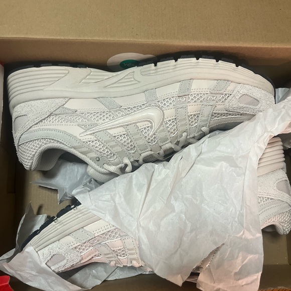 Nike Cream Textured Running Shoes - Picture 4 of 6